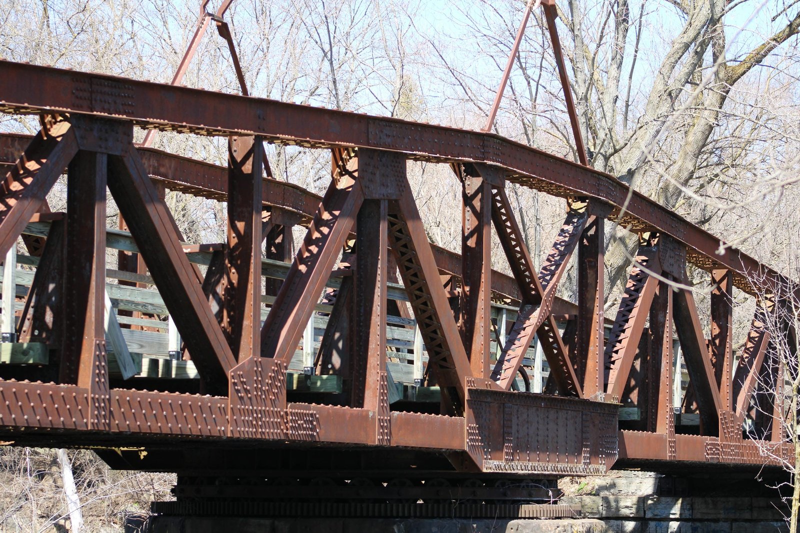 Center of swing span